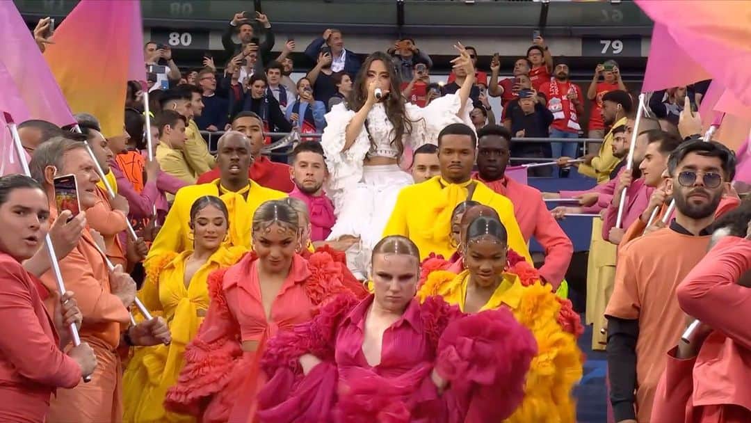 カミラ・カベロのインスタグラム：「This was something I will never forget !!!!!!! Dream moment for all of us! Thank you UEFA @championsleague and @pepsiglobal #PepsiShow, we’re so honored to be part of such a huge game - I grew up watching soccer with my family and the energy in there was SO ELECTRIC I had so much fun watching afterwards too. ✨✨✨✨ Thank you so much to my team and the dancers and musicians and creatives that worked so hard on this show !!!」