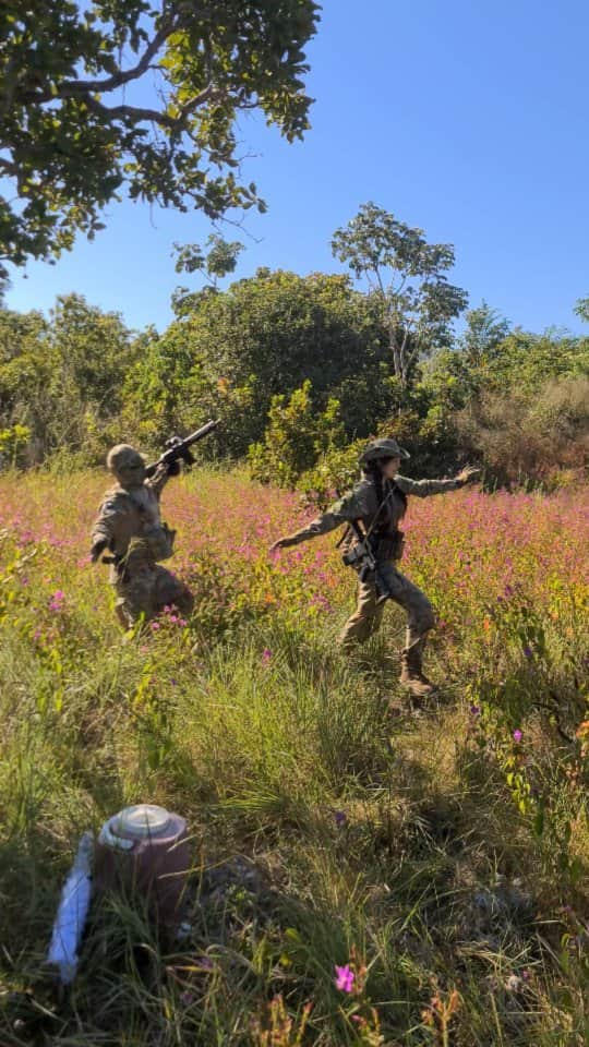 Anna Vargasのインスタグラム：「A gente tenta, mas às vezes dá um faniquito! 😂😂😂 @equipejaguarairsoft @julianocaju @faustoferreirajr @fabricioxxbb @tonnysilva.mt . #jacksparrow #milsim #airsoft #airsiftteam #jhonnydepp #airsoftmemes」