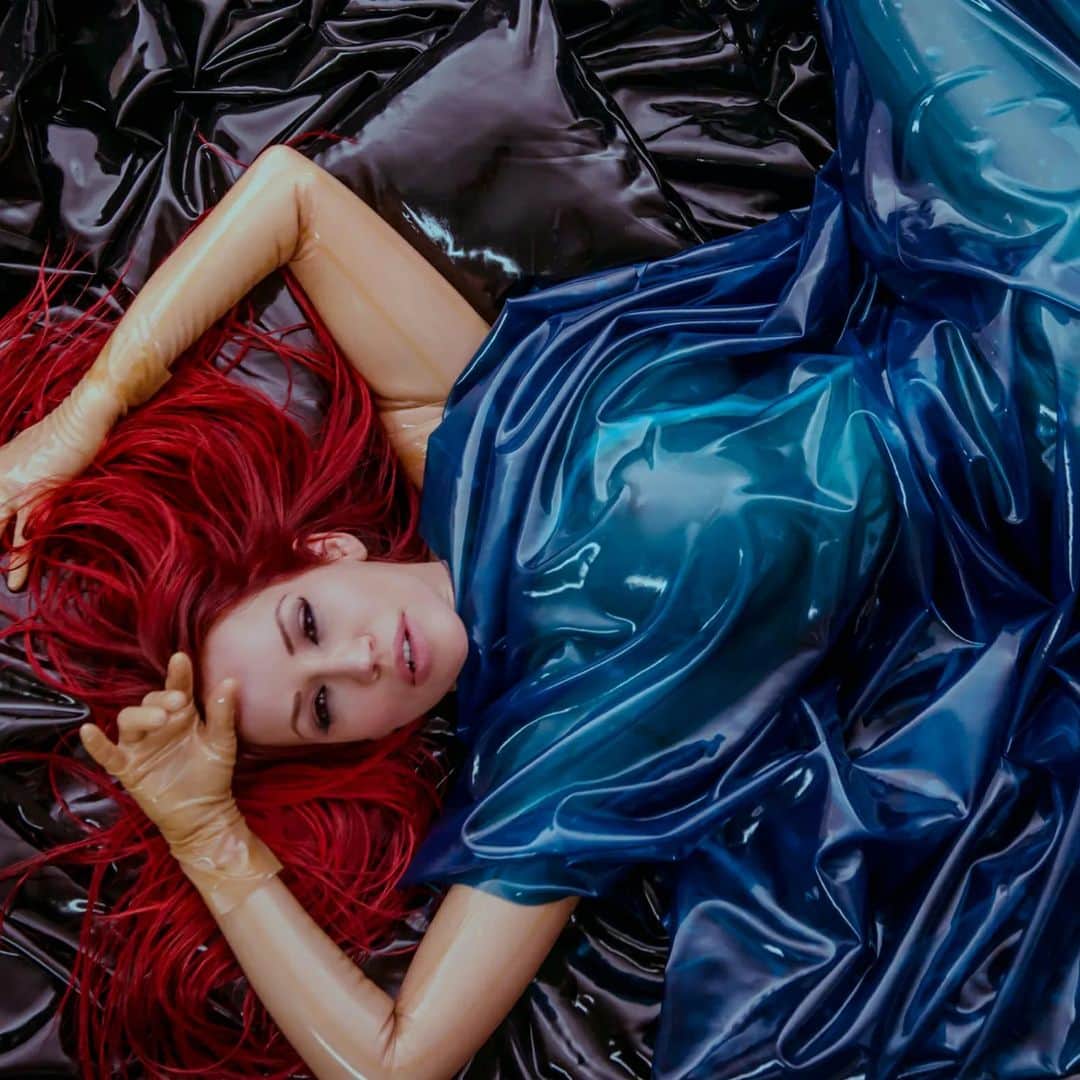 ビアンカ・ボーチャンプのインスタグラム：「Slide in a sea of latex sheets at ILOVEBIANCA 🔥 #redhead #latex #fetish」