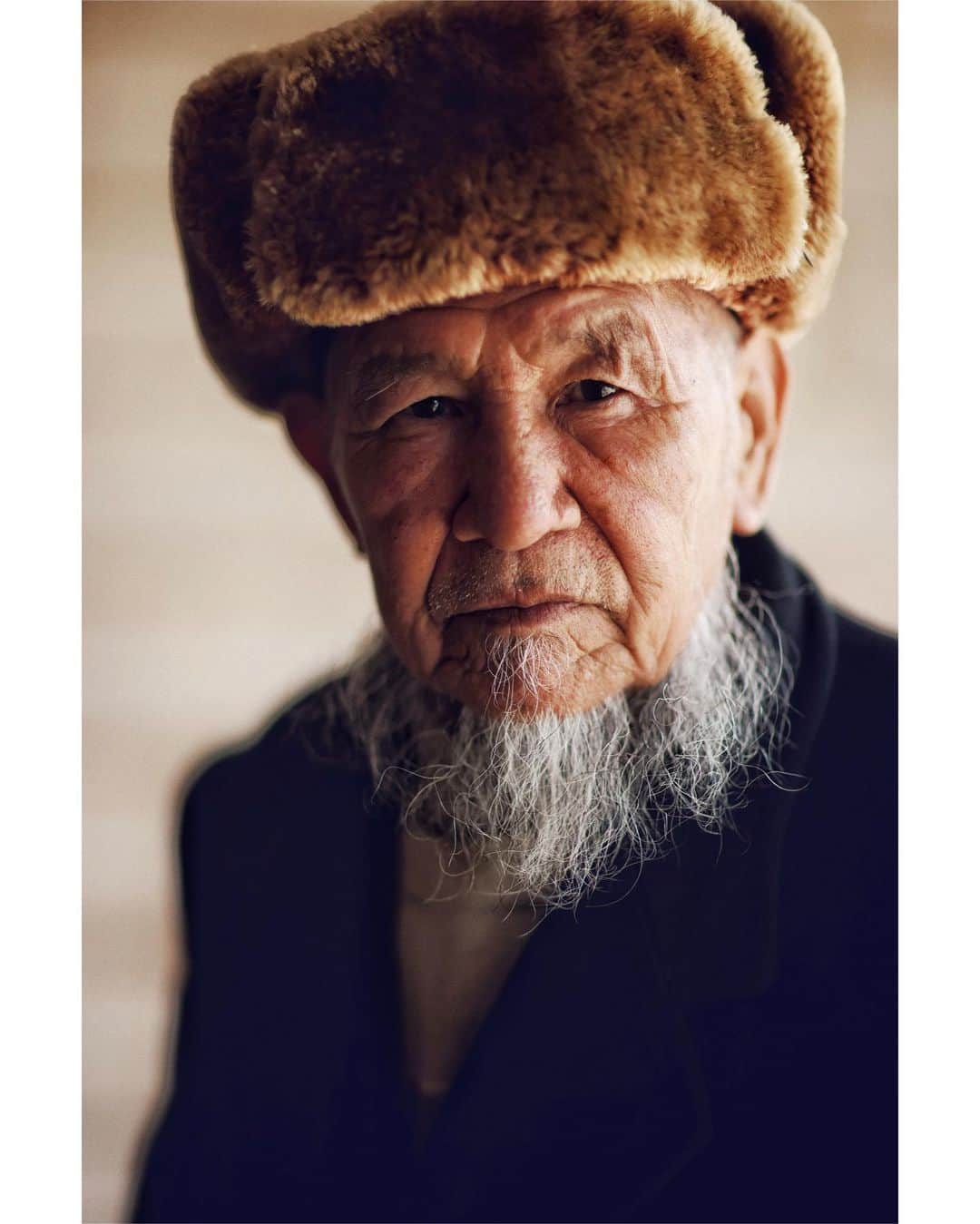 Mustafa Sevenのインスタグラム：「#Van #Ercis ilçesine bağlı #Ulupamir Köyüne 1980’li yıllarda yerleştirilen #KırgızTürkleri birkaç kuşaktır bölgede yaşıyor.  Tüm portreler Canon Eos R5 gövde ve 85 mm F:1.2 objektif ile çekildi.  #Turkey  #Canon #CanonTürkiye #EosR5 #Journalism #Documantary #LensCulture @canonturkiye」