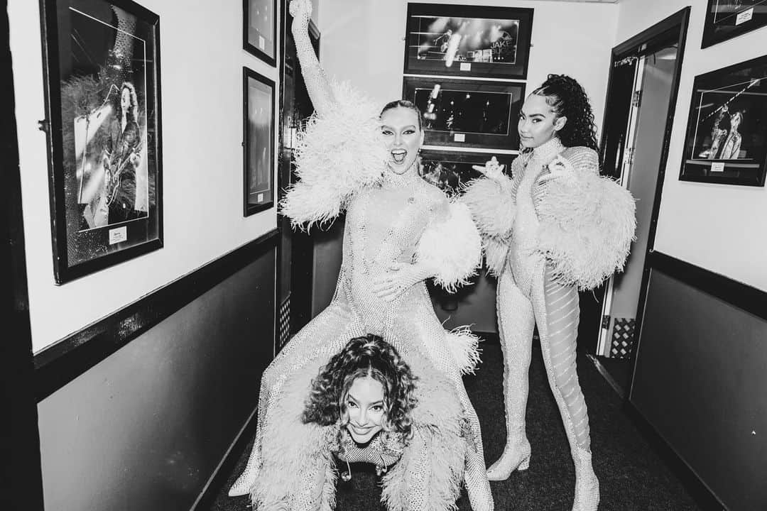 リトル・ミックスさんのインスタグラム写真 - (リトル・ミックスInstagram)「Backstage antics 🤣💞 #ConfettiTour」5月30日 2時42分 - littlemix