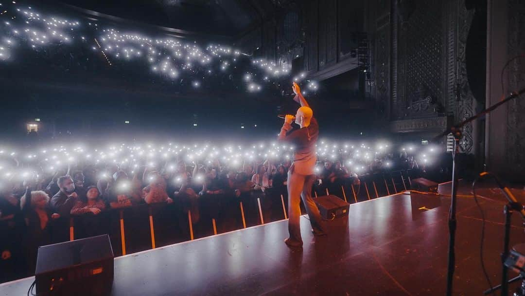 ショウン・ロスのインスタグラム：「SEATTLE you showed out last night completely. I can’t believe I performed at the Paramount Theatre !!  Thank you @jmdmcreative  for blessing me with these visuals you took. You are a true gem !!」