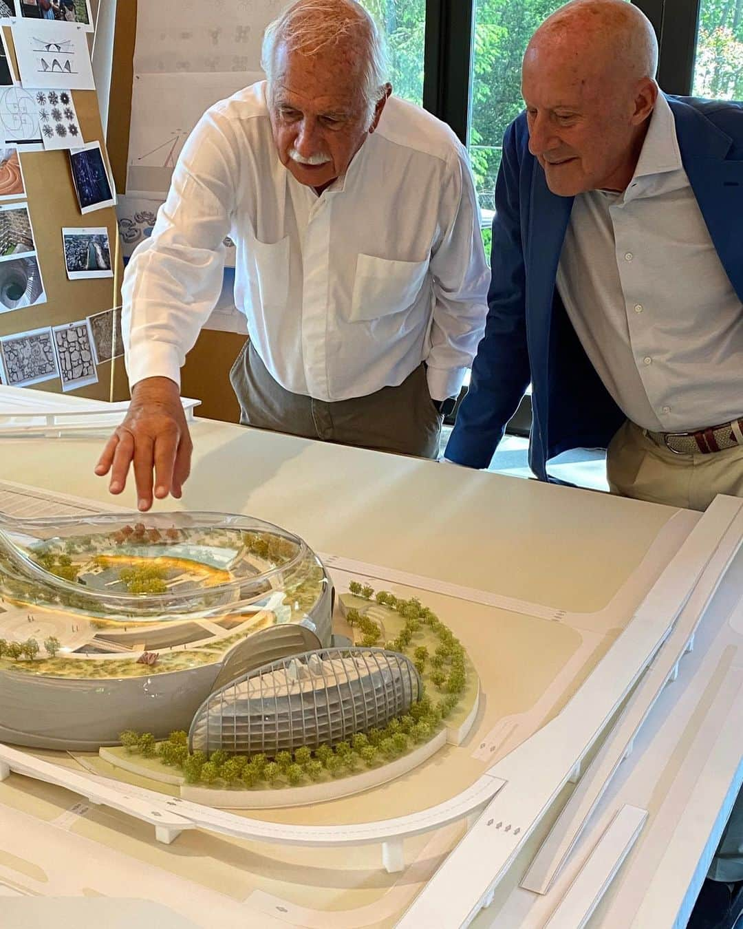 ノーマン・フォスターさんのインスタグラム写真 - (ノーマン・フォスターInstagram)「With my friend Moshe Safdie in his studio」5月30日 3時11分 - officialnormanfoster