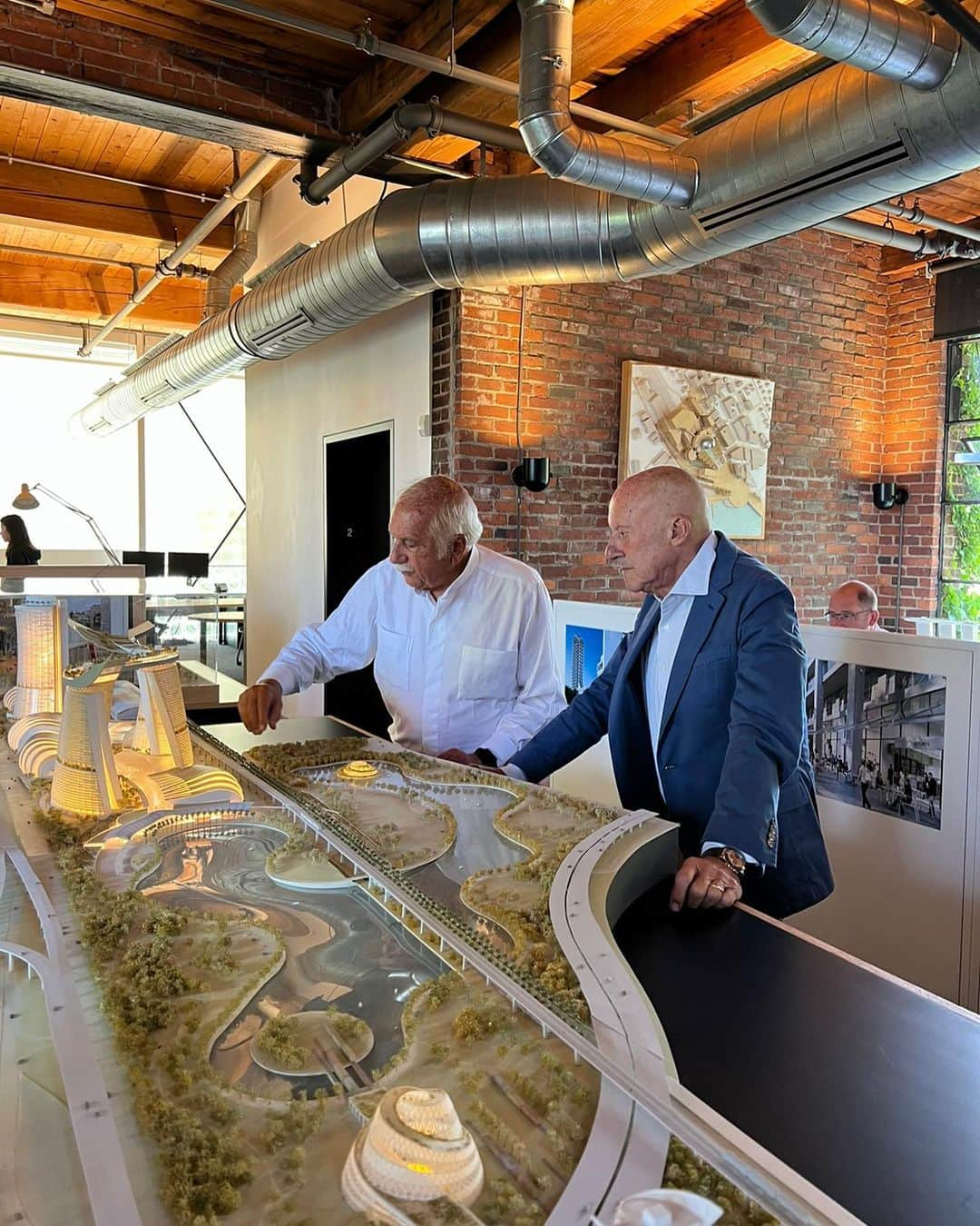 ノーマン・フォスターさんのインスタグラム写真 - (ノーマン・フォスターInstagram)「With my friend Moshe Safdie in his studio」5月30日 3時11分 - officialnormanfoster