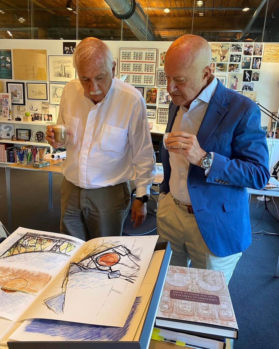 ノーマン・フォスターのインスタグラム：「With my friend Moshe Safdie in his studio」