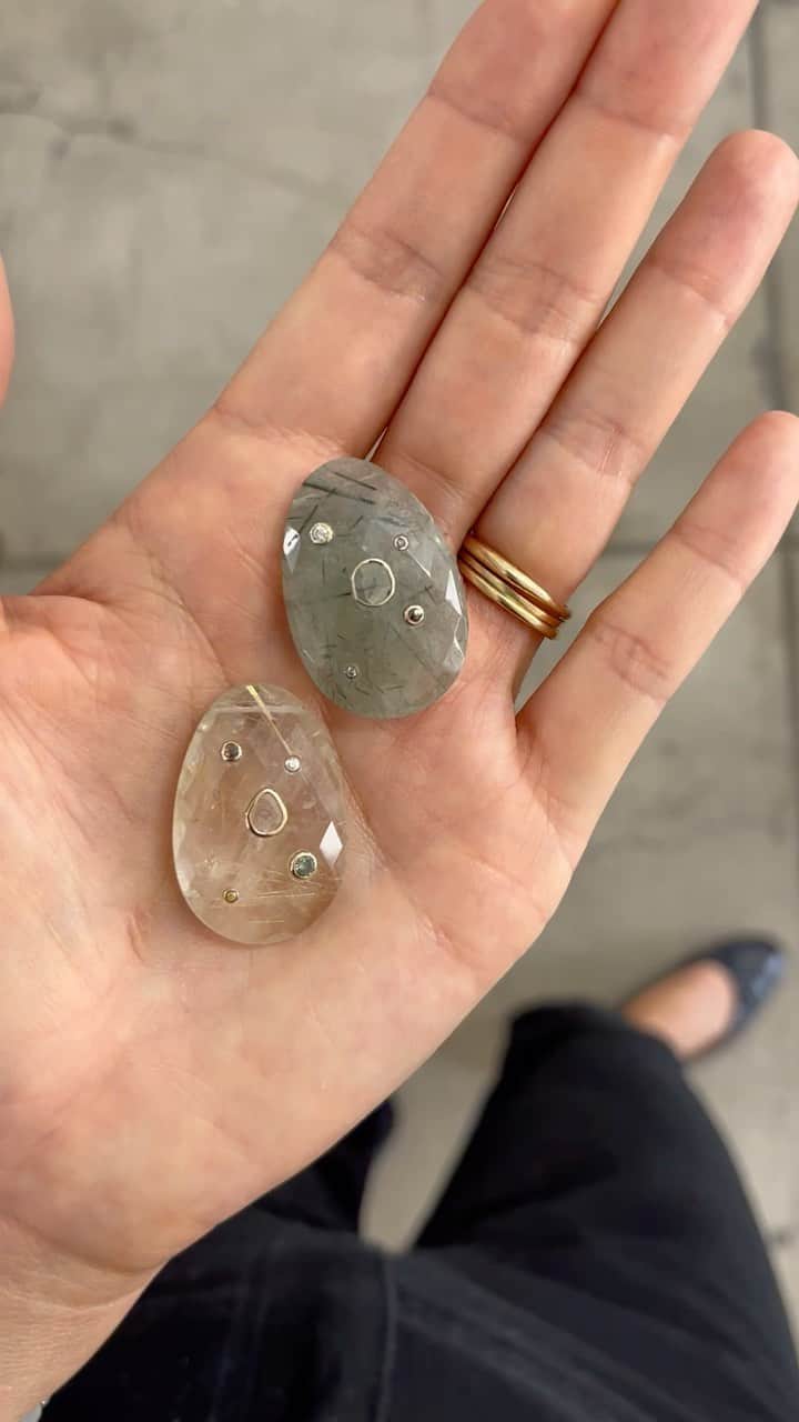 チャンルーのインスタグラム：「The Golden Goose 🥚  Sliced champagne diamonds set on green and golden rutilated quartz. New One of a Kind Collection is launching tomorrow! #chanluustudio」