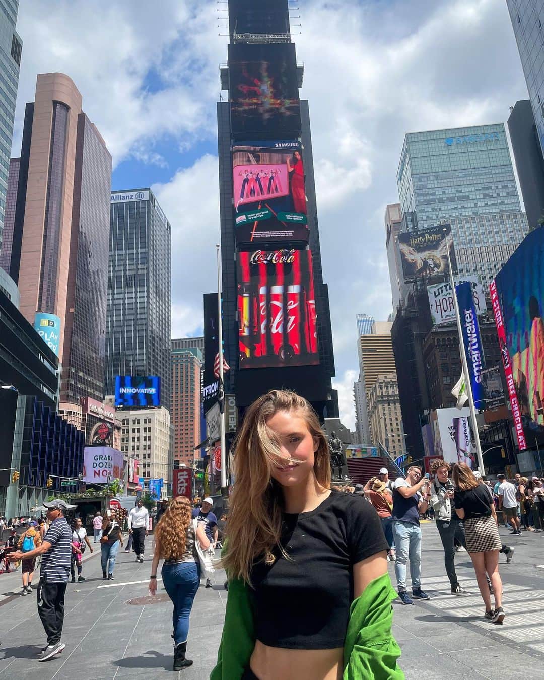 Claire Gerhardsteinのインスタグラム：「It’s about time I took a photo in New York」