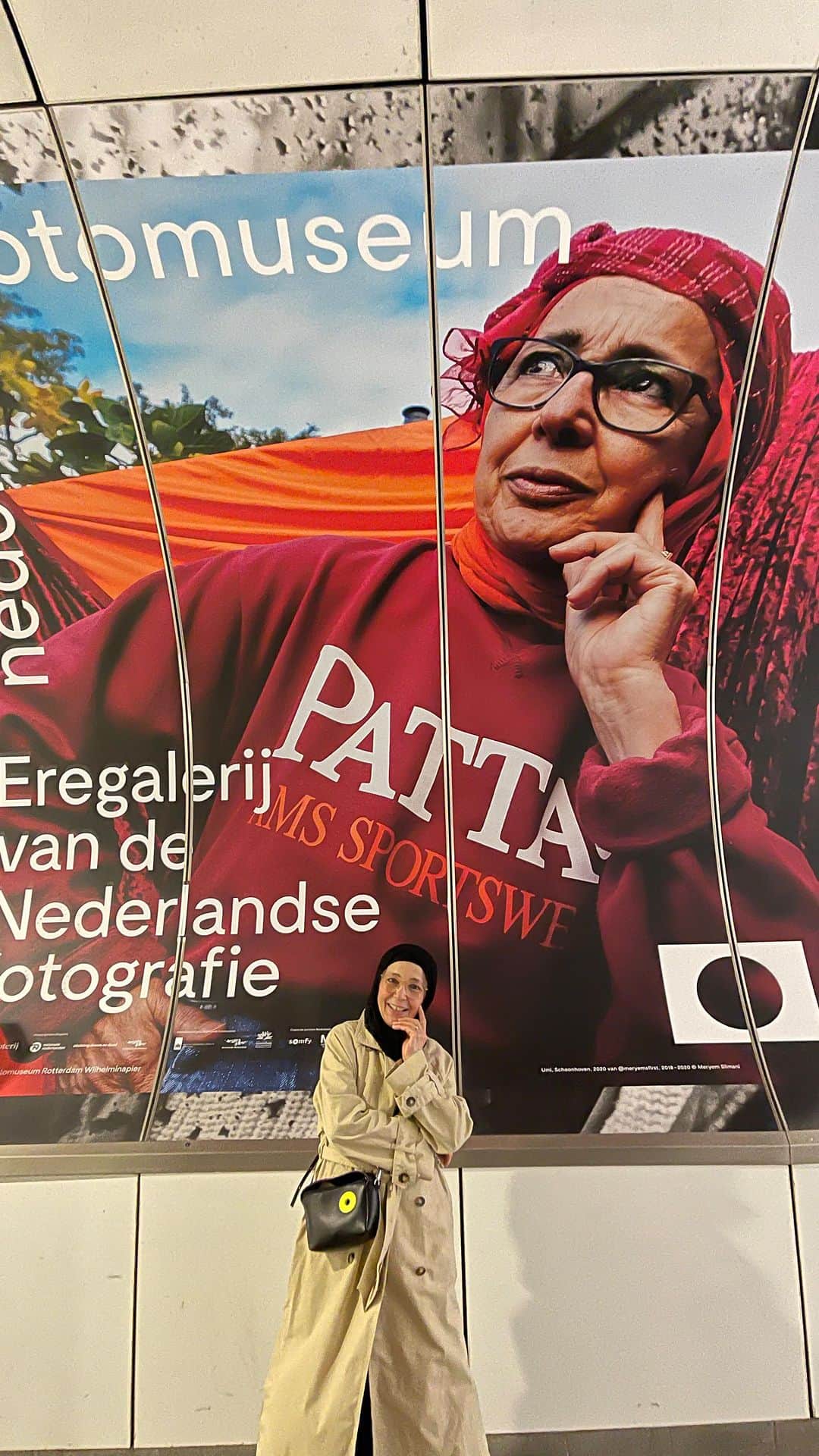 ナジャテ・ルカイルのインスタグラム：「Surprised mama with her first subway billboard 🥹@nlfotomuseum @patta_nl」