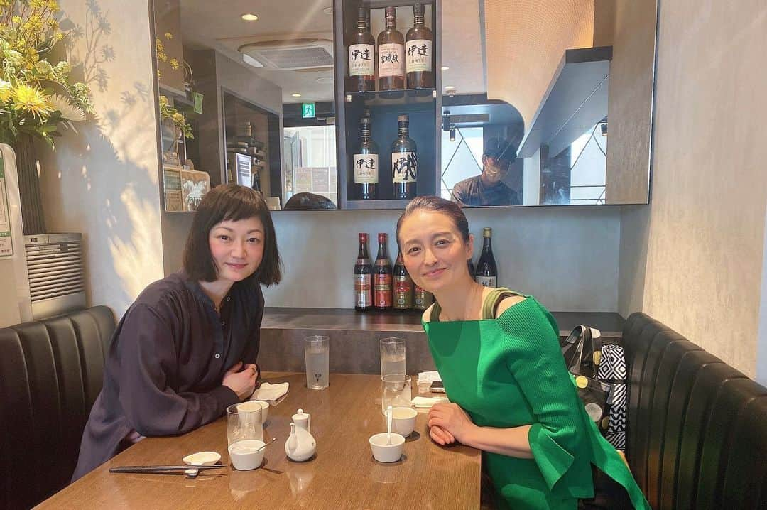 遠山景織子のインスタグラム：「わたし達🌿同じ5月生まれ。 2人でお祝いご飯に行きました。 ずっと行ってみたかった四川料理🌶天華さん✨ 3種全く違う味の旨辛四川料理で本当に感動の味でした🌶🌶🌶幸せな時間。瞳さんお誕生日おめでとうございます🥂✨ #月影瞳 さん#月影瞳さん #5月生まれ #お誕生日ごはん  #四川料理 #天華  #沸騰牛肉山椒煮込み #旨辛 #中辛  #よだれ鶏 #奥深い旨さ#山クラゲ  #四川麻婆豆腐#紹興酒  #共通点の多い私たち #遠山景織子」