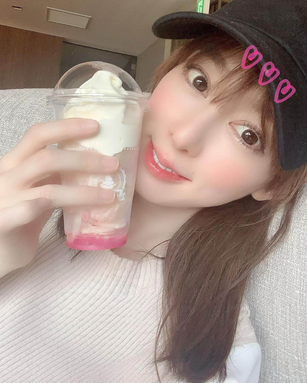 秋山莉奈のインスタグラム：「暑い〜 最近は公園に行っても、息子たち水遊びばかり✨  帰りに暑くて暑くて、ハロハロ買っちゃった♡ ひさびさに食べたけど、おいし♡  暑いけど、プールしたり 外で流しそうめんしたり思いっきり楽しみたいなぁ♡ 誰か一緒にしよー‼︎笑」