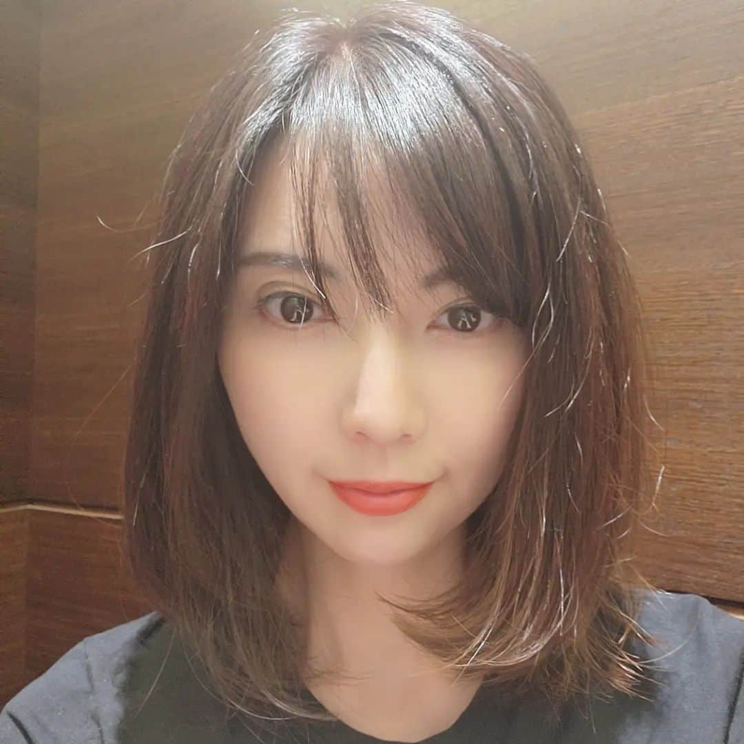 のインスタグラム：「ずっとお願いしていたヘアスタイリストの高橋さんが@ikumi.takahashi.short  本日カキモトアームスを退職されました。  トレンドを取り入れつつ、似合わせをしてくれるのでいつも気に入った仕上がりにしてくれます。特にアラフォーアラフィフのお悩みを解決してくれるのでオススメです。もしかしたらもっと上の世代も得意なのかも。  近くに移籍されるとのことなので、これからもお世話になりますね。  あ、カキモトアームスでの投稿は全て消すらしいので、今のうちに見てください。 @ikumi.takahashi.short  #角川慶子 #おとなかわいい #セミロング」