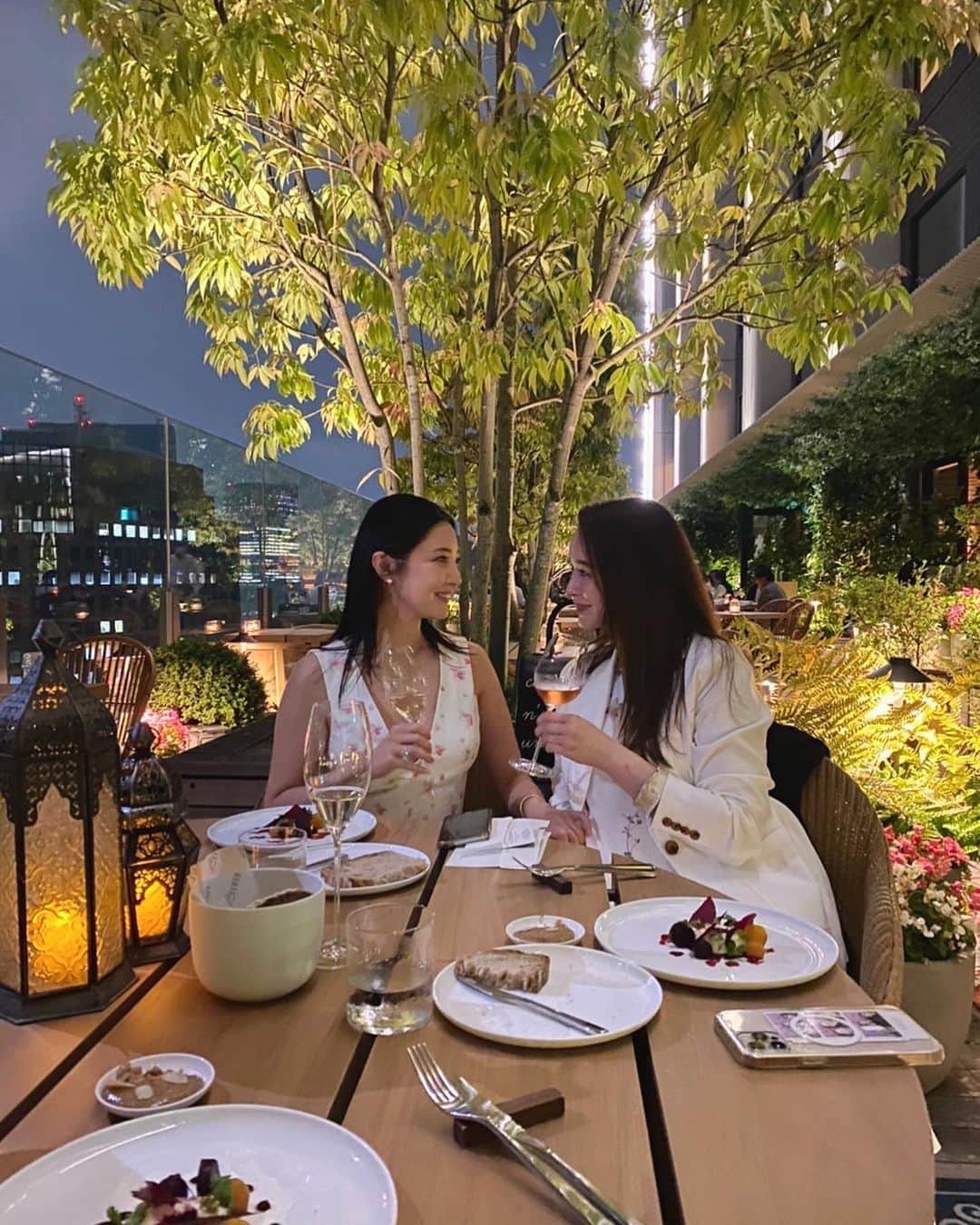 大石絵理のインスタグラム：「@delvaux dinner night 🌙 ベルギーの美味しくてヘルシーなお料理をいただきました🖤 たくさんガールズトークして楽しかった🥰 夜景もとっても綺麗でした🌃 thank you @kayokohirao @toranomonedition 😘😘」