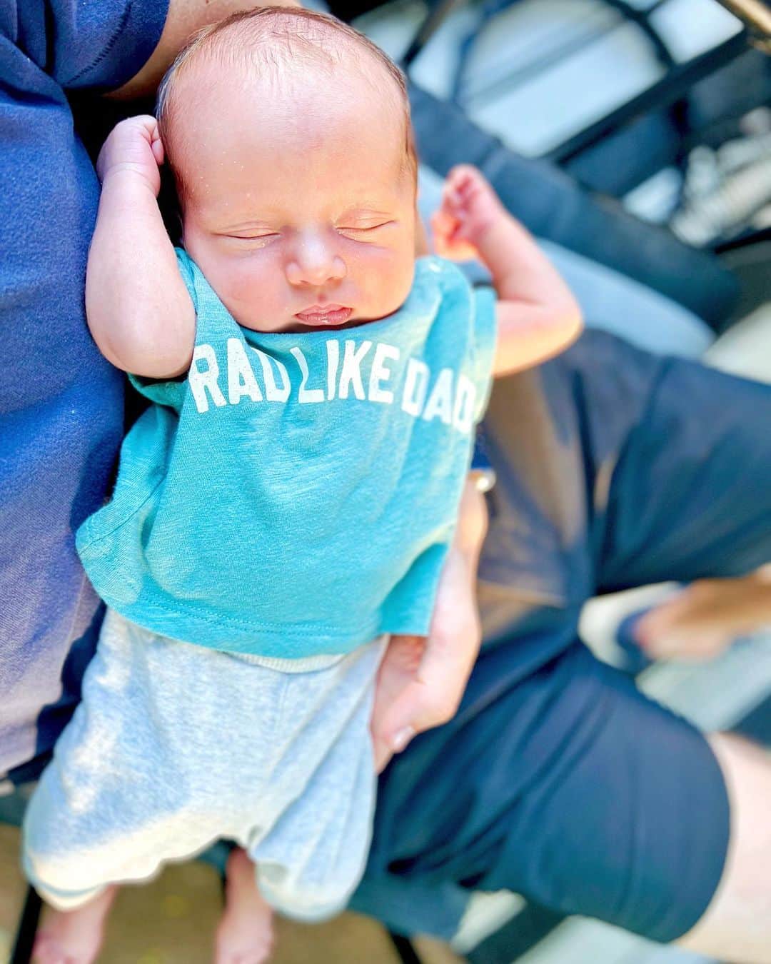 コリン・マクマヌスのインスタグラム：「RAD LIKE DAD 💪🏻」