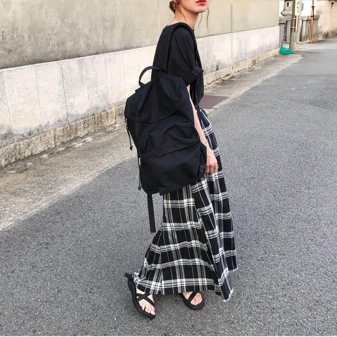のインスタグラム：「モノトーン♡ 夏素材のチェックスカートに、aetaのbackpack🎒 . . スポーティー過ぎず、シンプルなデザインで持ちやすいリュック❤️ aetaのバッグは、いつも　@piu_magazine で購入してます💕 selectがめちゃくちゃ好みで、よく利用してるwebshopです✨✨ . . スカートは、 @nikoand_official  ウエスト紐で絞れるから、Mサイズで丈もサイズもばっちりやった🥰 . . topsは、uniqloのドルマンt❤️ XLの袖をぐるぐるっと巻いてラフに。。 . . tops#uniqlo#ドルマンt  skirt#nikoand bag#aeta shoes#chaco . . #モノトーンコーデ #夏コーデ#チェック柄#チェックスカート#チェック#スカートコーデ#backpack#バックパック#リュックコーデ #スポサン#ニコアンド#ユニクロ#uniqloコーデ #tbt#ootd#fashion#outfit#ママコーデ#大人カジュアル #お洒落さんと繋がりたい#cluel#fudge」