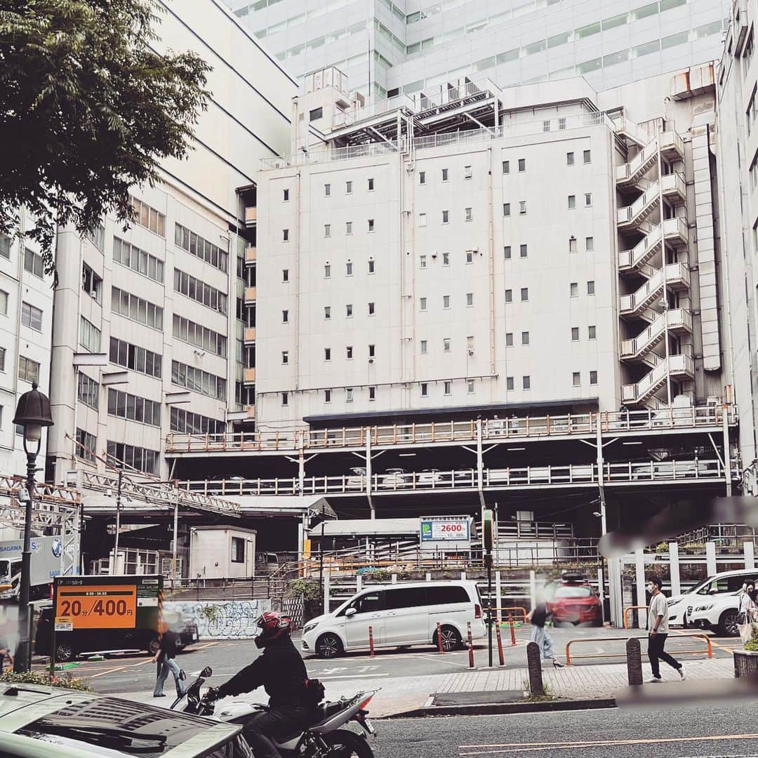 春日望のインスタグラム：「⁡ 都会の自販機ある開けた駐車場の屋上で 景色眺めながら煙草吸ってるの ドラマみたいでおーってなった ⁡ 日常的に非日常がありそうで好き ⁡ むせるから絶対吸わないけど 入ったこともないけど ⁡ 更新してえらいでしょ！」