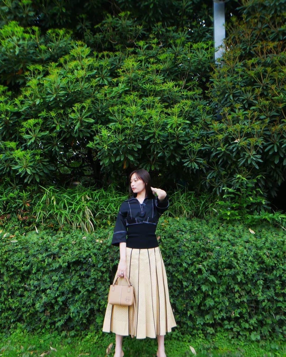 大政絢のインスタグラム：「#今日の絢服  この日は褒められスカート⭐️ @toryburch  で全身コーデ  4枚目はメイクしてからアップ写真を撮ってもらいました笑  今日も気温が高く日差しが強いですが水分補給忘れずに🫠✌️  #toryburch」