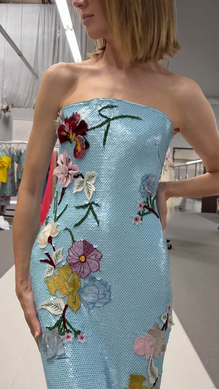 Monique Lhuillierのインスタグラム：「Collection coming to life ✂️✂️ xM #mlspring23」