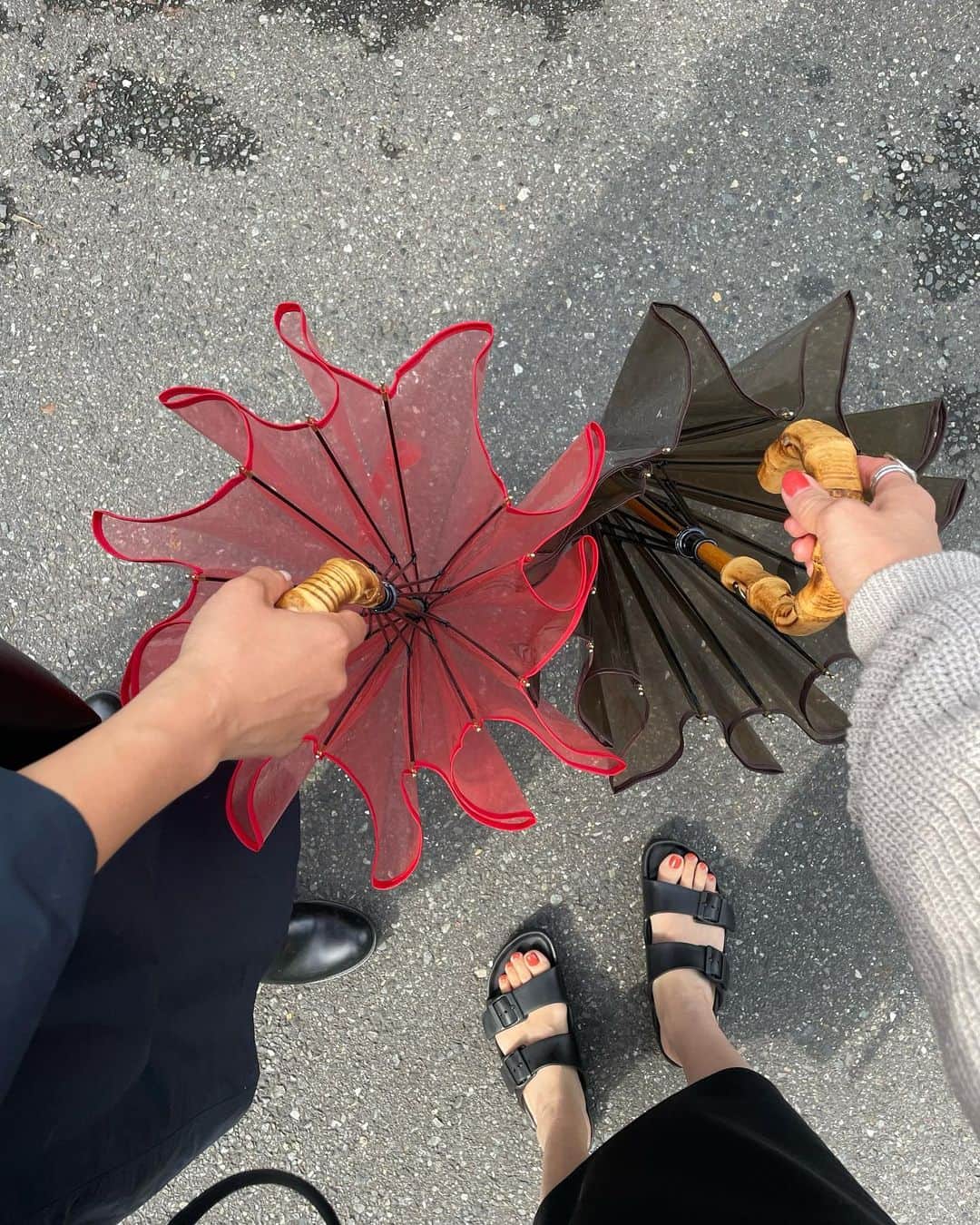 春名亜美さんのインスタグラム写真 - (春名亜美Instagram)「梅雨の時期を少しでも気分上げて乗り越えたくて傘を新調したら、  @mami_ishioka も新調してた。笑 そして色違い😂 ❤️🤎  #traditionalweatherwear」5月30日 9時21分 - amiharunaami