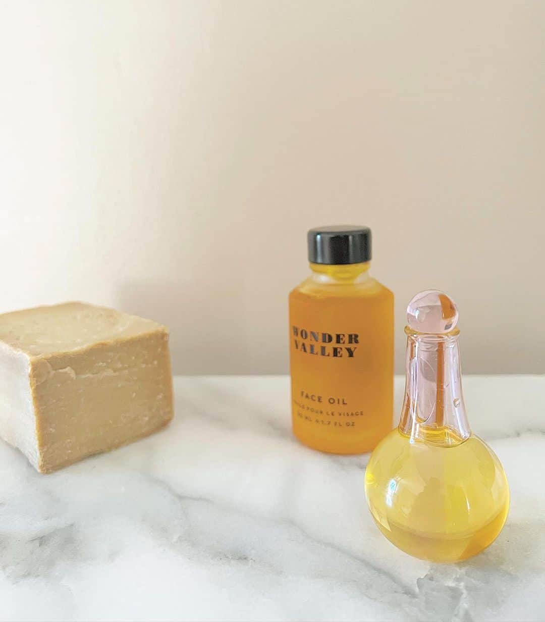 佐々木千絵さんのインスタグラム写真 - (佐々木千絵Instagram)「Cute bottle and hair oil with my favorite sent.  Ylang ylang,neroli ,moringa, argon,carrot seed.  これはボトルが素敵すぎるヘアオイル 香りもイランイランとネロリの好きな香り 肌の手入れはもちろんだけど髪も綺麗で好きな香りを纏っていたい。(理想)  2枚目  Olive face oil  Handmade Olive soap Hair oil( pink bottle)  #hair #hair-oil #ylangylang #neroli」5月30日 9時36分 - chie1012