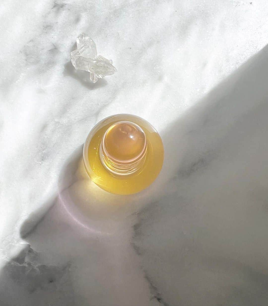 佐々木千絵のインスタグラム：「Cute bottle and hair oil with my favorite sent.  Ylang ylang,neroli ,moringa, argon,carrot seed.  これはボトルが素敵すぎるヘアオイル 香りもイランイランとネロリの好きな香り 肌の手入れはもちろんだけど髪も綺麗で好きな香りを纏っていたい。(理想)  2枚目  Olive face oil  Handmade Olive soap Hair oil( pink bottle)  #hair #hair-oil #ylangylang #neroli」