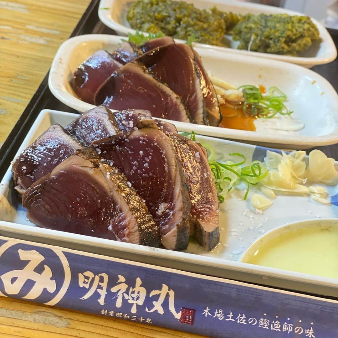 澤野井香里のインスタグラム：「#ひろめ市場 🍴✨ 本場高知で頂く#明神丸 の新鮮で肉厚な元祖 藁焼き鰹塩たたき　🐟が美味しすぎて😍 ただ人が多すぎて椅子取りゲーム状態💦笑  最後は#高知駅 に寄ってスタンプラリー♪ ほんとどこも#アンパンマン 天国で👦🏻👧🏻も夜まで元気^^;  #ks_22✨  #ks_kochi✨ #アンパンマン #高知 #四国 #四国旅行 #家族旅行 #国内旅行 #子鉄 #子鉄ママ #幼稚園 #5歳 #年長 #3歳 #年少 #兄妹 #男の子ママ #女の子ママ　#関西ママ　#京都ママ #こどもとおでかけ #👦🏻👧🏻 #S⭐️_ #M🍒_  #s⭐️m🍒 #🚃」