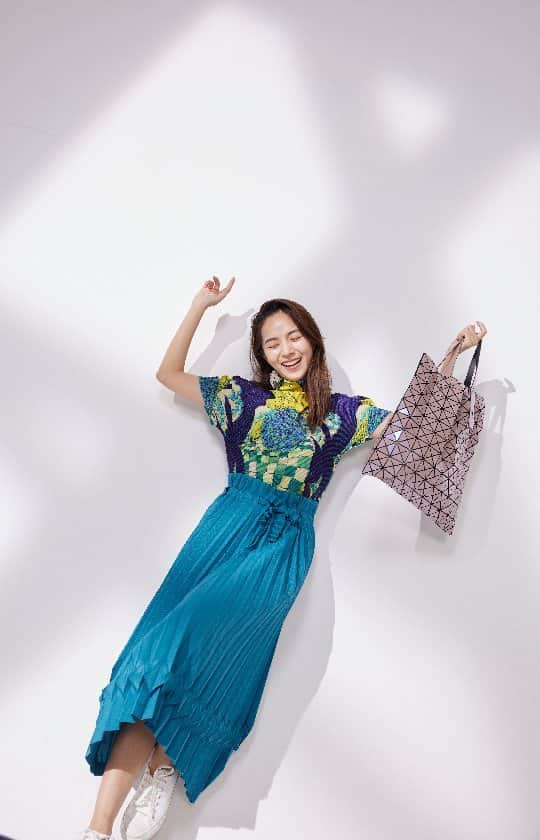 バイトゥーイ・ズワピットのインスタグラム：「BAO BAO ISSEY MIYAKE “PRISM METALLIC” กระเป๋าสุดไอคอนิคกลับมาอีกครั้ง พร้อม 4 สี Exclusive เฉพาะสำหรับประเทศไทยเท่านั้น หมดแล้วหมดเลยนะทุกคนนน   เล็งสีไหน ทรงไหนกันไว้ ไปเจอกันได้เลยที่ BAO BAO ISSEY MIYAKE ทุกสาขา ตั้งแต่วันที่ 1 มิถุนายนนี้เป็นต้นไปได้ที่ หรือสอบถามข้อมูลเพิ่มเติมได้ที่ Line ID: @CLUB21TH_IM Limited edition ขนาดนี้ต้องรีบกันหน่อยนะสาวๆ  #everydaywithBAOBAO」
