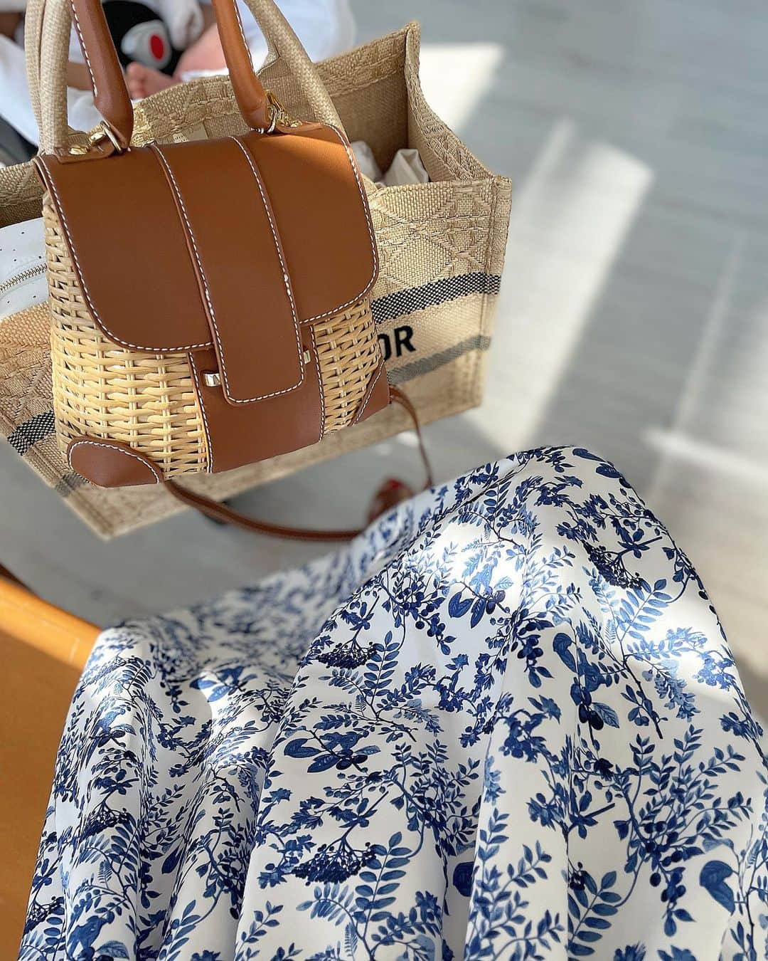 髙田麻紀子のインスタグラム：「❤︎ . 昨日は天気が良かったのでプールへ🌈🌴 . スカート&籠バッグ#seventenbymihokawahito  トートバッグ#DIOR Tシャツ#drawer . #instagood #instalike #outfit #fashion」