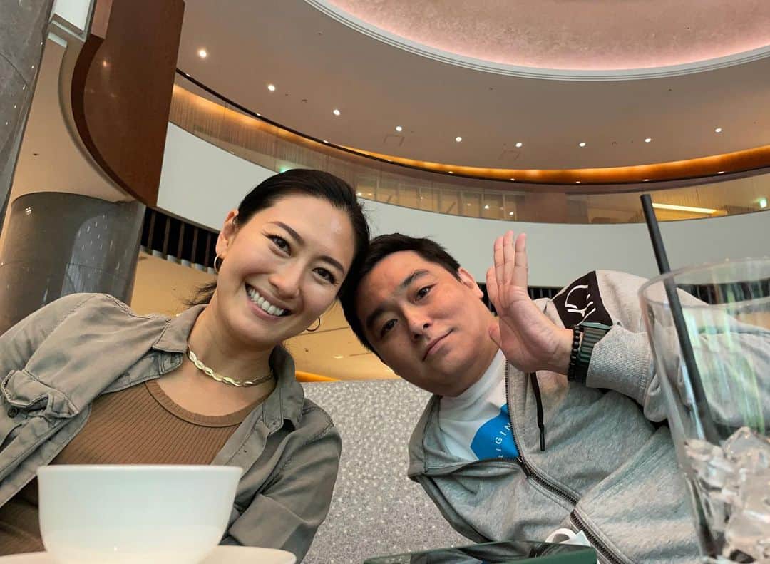 矢吹春奈のインスタグラム：「新宿二丁目にある（台風39号）と言うお店のママをやっている　アッティー❤️ @atsu112939   日本滞在期間中に、どうしても渡したい物が有るとわざわざ私の滞在していたホテルまで来てくれた、またしても愛の強い人🥰💓  こんなに可愛いグラスをプレゼントしてくれました🥹❤️ このグラスを使う度にアッティーの事、思い出すわ〜💕  本当に会えて嬉しかったよ〜🥰  そこの貴方、もし新宿で飲み屋を探している際は是非、アッティーのお店に遊びに行ってね〜😆❤️ カラオケも出来るし、私はいつも楽しませて頂いてるお店で〜す❣️」