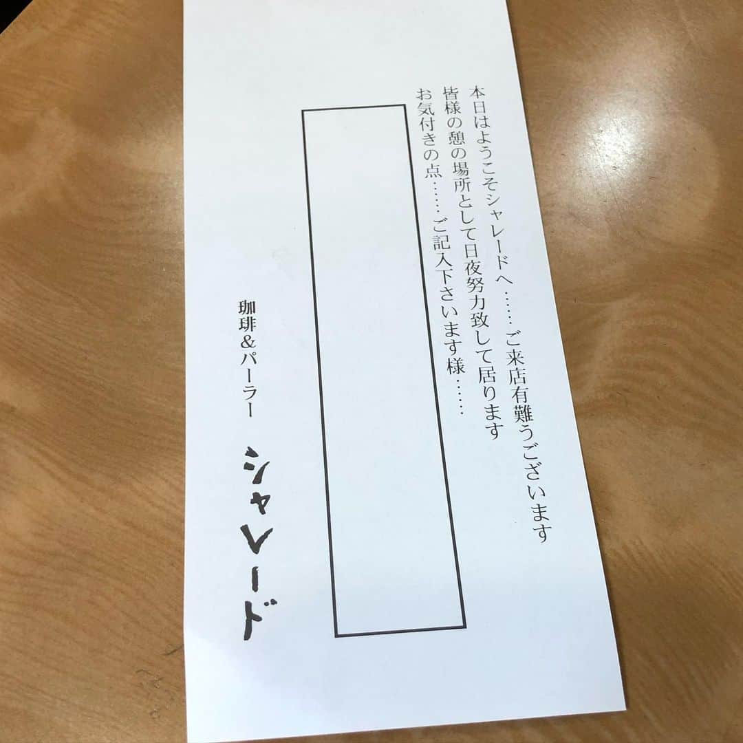 能町みね子さんのインスタグラム写真 - (能町みね子Instagram)「#喫茶メモ 東京金町 シャレード/ 横のD字型の窓が特にいい🪟壁に埋め込まれたサンプルもいい🍝隣のお客さんからお人形をいただいてしまった」5月30日 10時36分 - nmcmnc