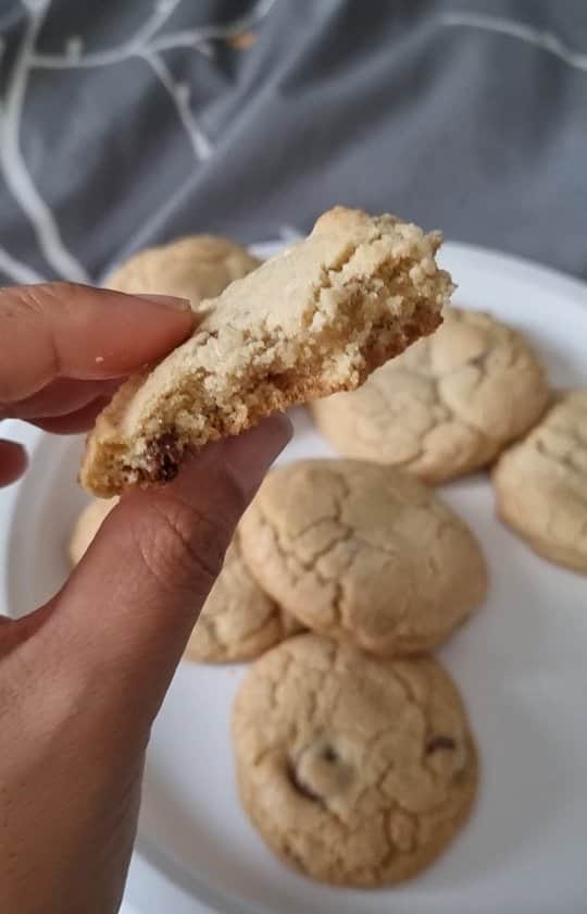 アマルのインスタグラム：「生理だるい、疲れた、チョコチップクッキー食べたいって騒いでたら、AJつくってくれた🥰うまーーーい。ありがとうAJ💕  Pms, exhausted and in pain, but craving chocolate chip cookies. So Aj made me some 🥰sooooo good. Thank you Aj❤️」