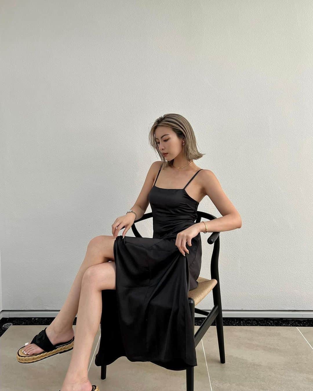 孫きょうのインスタグラム：「summer🖤  one-piece @aclent_official  shoes @chanelofficial  necklace @mariablackjp ( @cinoh_official × @demiluxebeams )  先行展示会でオーダーした バックスタイルがお気に入りのワンピース。  トリプルコラボのゴールドネックレスは パールもポイント🦪」