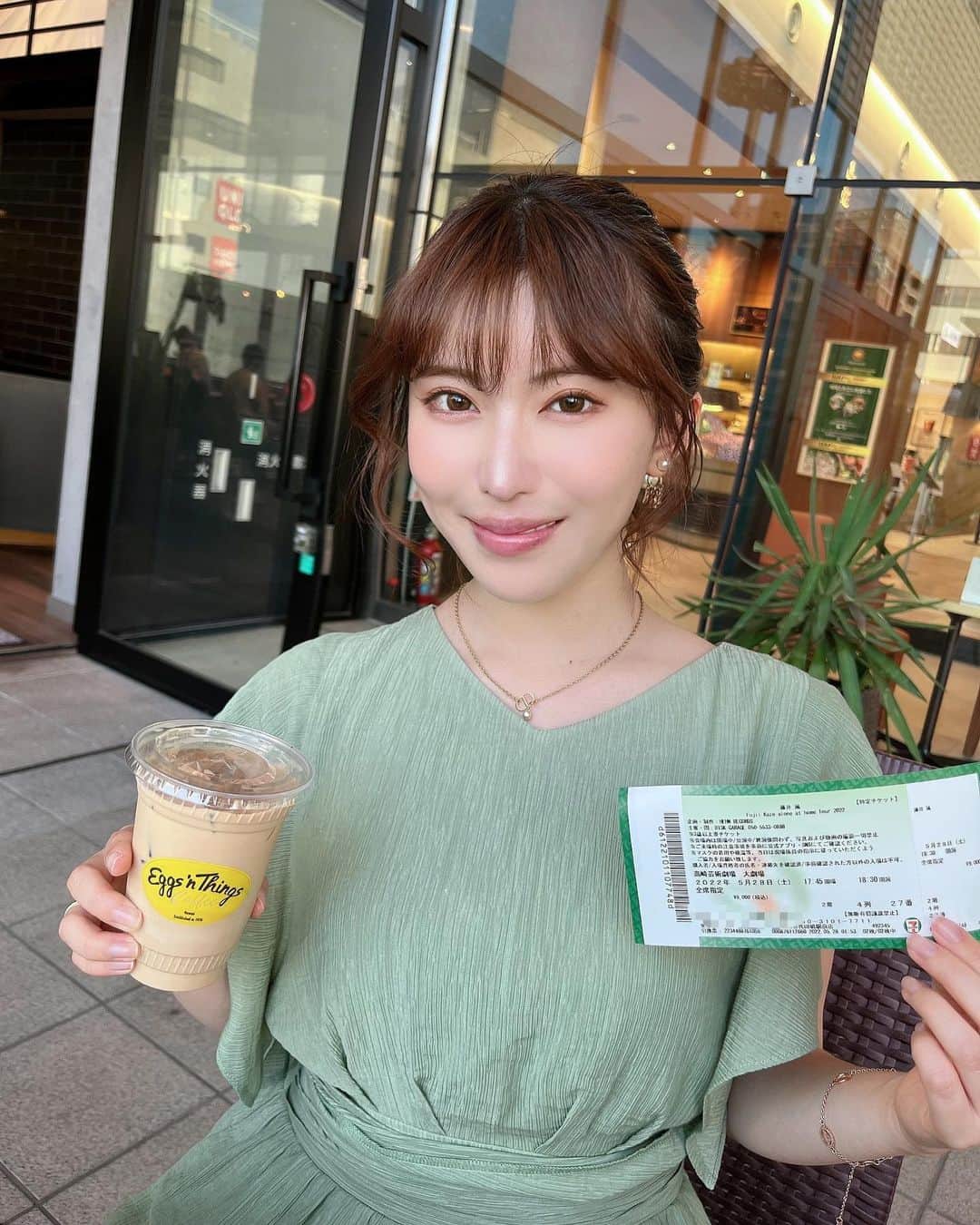 望月りさのインスタグラム：「先日Aクリニック銀座さん　@a_clinic_ginza で　　@aclinic_sumita ７月開院予定の名古屋院院長の住田先生にAスレッドの施術をして頂きました♪ しっかり麻酔をして頂いたので術中は全く痛みがありませんでした😌 腫れも無く施術直後から顔が小さくなっていました😳 術中何度も先生が優しく声をかけて下さり安心して受けることができました✨ お友達からは、「痩せた？」って聞かれたり「顔小さい」って言われるようになりました☺️ メイクも楽しくなり本当に受けて良かったです♪ Aスレッドは、私のように顔のお肉のたるみが気になる人にオススメです！ 糸は少しずつ溶けていくようなので、またたるみが気になってきたら受けたいと思います（＾ν＾） @aclinic_sumita @a_clinic_ginza @aclinic_yokohama @aclinic_shinjuku   #aスレッド #糸リフト #aclinic #aclinic銀座 #住田篤紀 #aclinic名古屋 #aclinic横浜 #aclinic新宿 #aクリニック #エークリニック#美容 #小顔 #美肌  #リフトアップ #美容外科 #美容皮膚科 #美容クリニック」