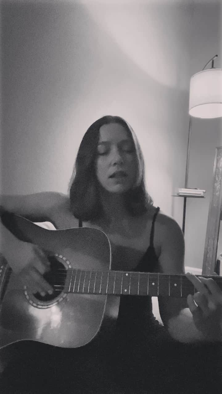 Nicole Mejiaのインスタグラム：「Per your request…“don’t know why” by Norah Jones 🖤🎶🍷🌧」