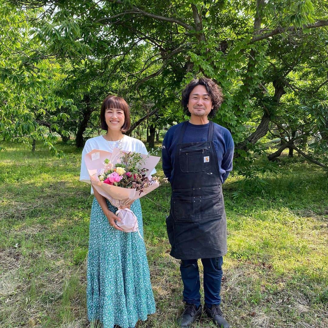 前田有紀さんのインスタグラム写真 - (前田有紀Instagram)「6月2日はローズの日。この日に着くようにお届けする神生バラ園のローズブーケ。 これは母の日のオーダー？！と思うほどたくさんのご依頼いただいていて、企画への思いを知っていただけてとても嬉しいです。当日は私も農園にいき、gui flowerのチームのみんなで発送させていただきます。  少し先の未来に向けて、環境負荷を減らしていく形でのバラ作りや、露地栽培の草花たちへの想いを取材させていただいた記事が　Hanako tokyoでもアップされました。ぜひご覧ください！ お申込みは　神生バラ園のオンラインストアから🌹 @kano_roses   #ローズの日　#バラ」5月30日 11時43分 - yukimaeda0117