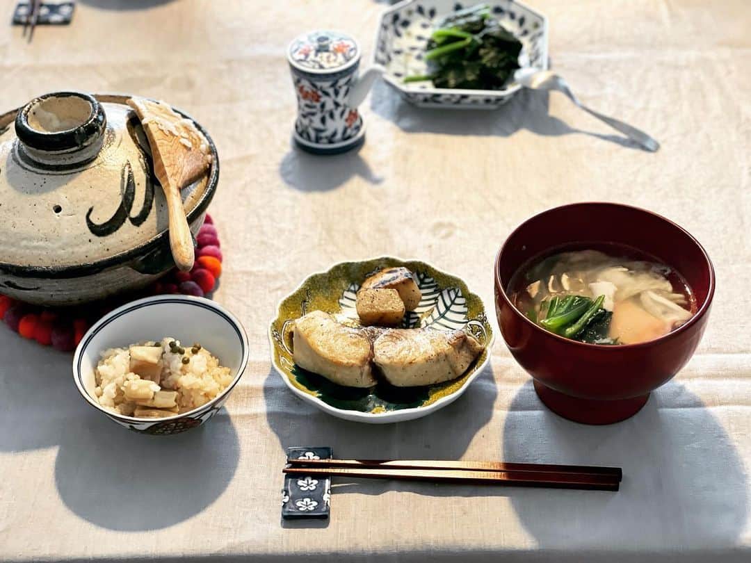 三浦瑠麗さんのインスタグラム写真 - (三浦瑠麗Instagram)「けさの朝ごはんはそら豆、ほうれん草のおひたし、さわらの塩焼き、ぐじ碗、穴子ごはん。 穴子は刻んでさっと煮て、煮汁とともに土鍋の炊き立てご飯にかけて蒸らすだけ。実山椒を散らす。」5月30日 12時32分 - lullymiura