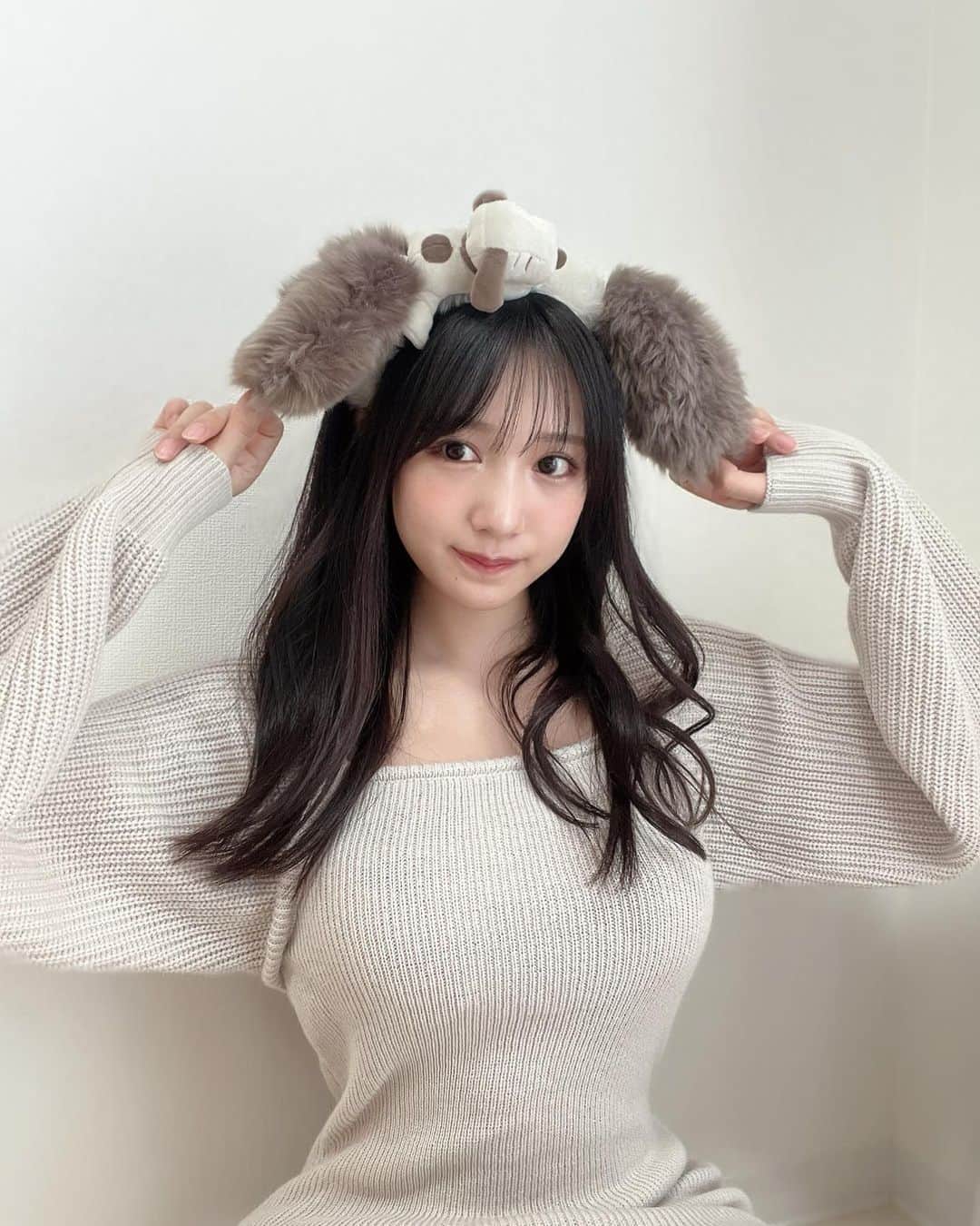 のインスタグラム：「🐶🤍🤍 ⁡ ⁡ スヌーピー🙂！ 最近ユニバ行けてないな🥲 ⁡ 今年年パスゲットしたしいっぱい行きたい😵‍💫 ⁡ ⁡ 何の乗り物が好き？ 私はハリドリとエルモのゴーゴースケートボードが好き！🛹 ⁡ ⁡ ⁡ #横野すみれ #スヌーピー #usj #カチューシャ #ホワイトコーデ」