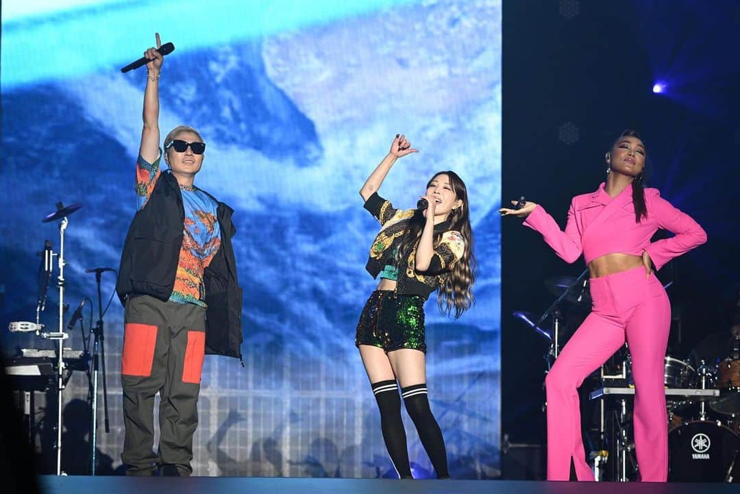 BoAのインスタグラム：「忙しい中来てくれたVerbal君クリちゃん&ユンホ君　本当にありがとう🙏おかげさまでもっと楽しいライブになったよ🙌 そしてバンドさんダンサーさんもありがとう😊皆んな最高でした👍」