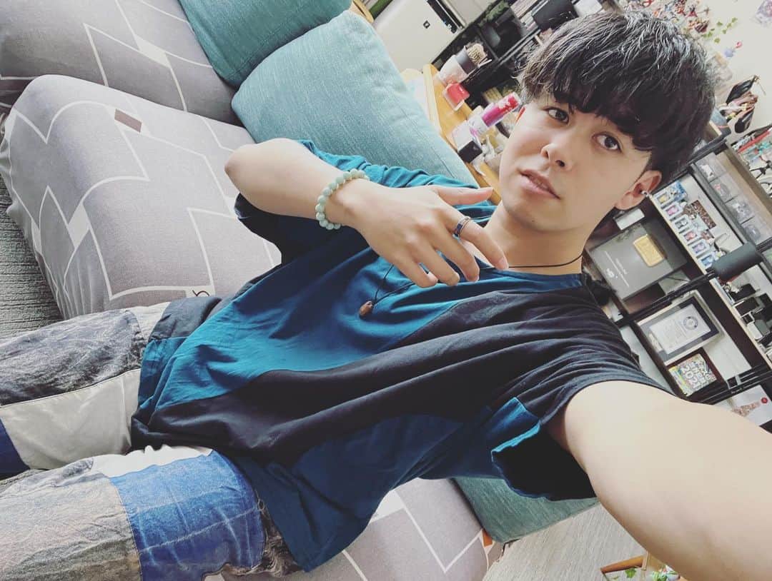 マサイのインスタグラム：「医療脱毛をメンズリゼで開始。 もう毛はいりません。 ハーフだしワイルド系のままでもよかったんだけど、やっぱ手元を映す時にモジャモジャが気になるんだよね🤣  全身清潔感マシマシで✨ @mensrizeclinic #PR」