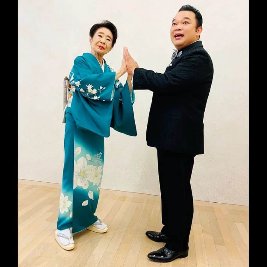 中村玉緒さんのインスタグラム写真 - (中村玉緒Instagram)「皆さん こんにちは、中村玉緒でございます。  夏みたいになってきました。 陽に当たるのはええことですけど、 気を付けてくださいね。  さて今日は、前に行った長野のトークショーの写真です。  西寄ひがしくん、楽しそうな人ですやろ。 久しぶりに一緒にやりました。 １時間くらいのトークショー。 お客様にも話しかけてね。 楽しくやれました。 移動もずっとそばに居てようしてくれはりました。 ありがとう。  玉緒のきものの小物でコーディネート。 可愛いですやろ？ オレンジとグリーン。 これ好きですねん。  あぁ、駅のね。 待ってる間もストレッチしますよ(ぐふふふふ) 後ろ姿を皆さんによう褒めてもらえるようで、スタッフが撮ってますなぁ。  晴れ間の電車からの景色。 有名らしいです。 ここを通るときは電車の速さがゆっくりになってたそうですね。 私は覚えてまへんけど(ぐふふふふ)  さぁ、今週も元気に行きましょう。 無理せんと。  またね。  #長野 #まつもと市民芸術館 #松本信用金庫 #西寄ひがし #楽しい #ありがとう #玉緒のきもの #スキマ時間 #ストレッチ #車窓風景 #楽に #中村玉緒」5月30日 12時42分 - tamao_nakamura