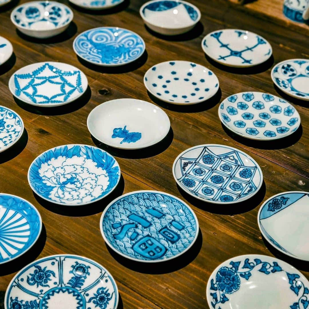 吉松育美のインスタグラム：「Beautiful blue and white world 💙🤍💙🤍 . Antique traditional crafted Japanese porcelain. . . 次の #おとなりモノがたり  は三川内焼きですよ🤍🤍🤍🤍 . 素晴らしい世界観にしびれますよー😯」