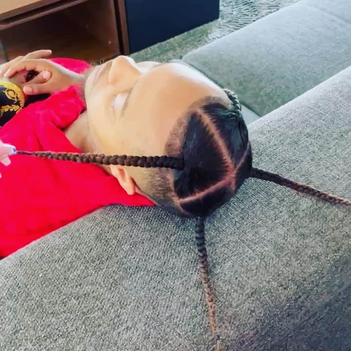 バウ・ワウのインスタグラム：「Yes I actually be knocked out when i get my hair braided. Am i the only one who thinks this shit feels good?   Oh yeah .. them Du-Rags work too! I dont dye my hair. The older i get i dont go grey it goes blonde. All NATURAL!  Hair by @mzpritea」