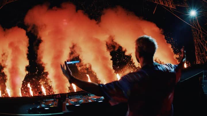 R3habのインスタグラム：「Thailand that was 🔥🔥」