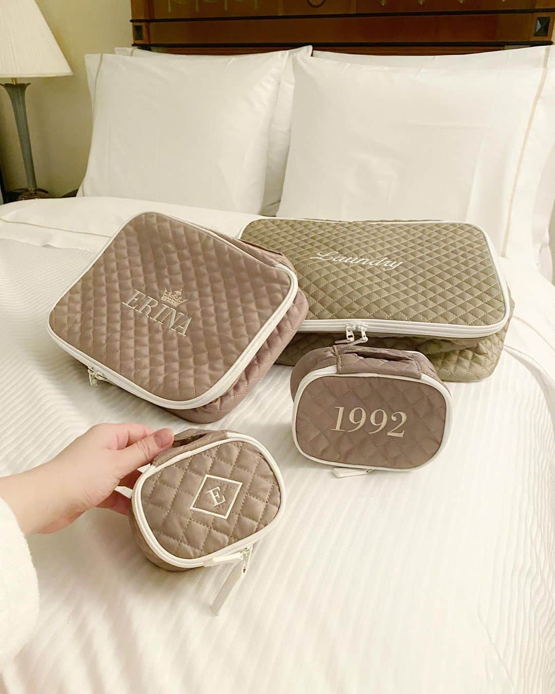 ドーキンズ英里奈のインスタグラム：「Travel items🫶  ステイケーション🥰 優雅にラウンジに行くはずが 寝過ごして、けっきょく部屋飲み。笑  ゆっくりできたということで◎  コロナのおかげで、 近場のホテルでリラックスするというのも しっかり旅行のひとつになった気がする☺️   もともと旅先では ホテルでくつろぐ派ではあったけれど 近場のホテルに泊まって楽しむというのは あまりなかったから…… どうせ泊まるなら遠出したい人だった🙋‍♀️  コロナが収まっても、 ステイケーションは楽しみたいなと思います🌼  #ステイケーション #旅行必備 #ホテルライクインテリア #travel #travelgram」