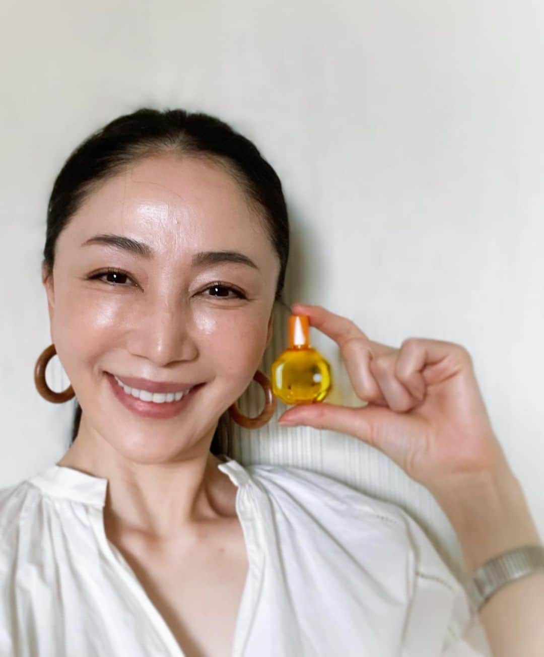 坂村かおるのインスタグラム：「「むき出しの臓器」と言われる 目はとても大切⁉️ ・ 日焼け対策には肌だけを守っていれば良いと思ってませんよね？💦 ・ ・ 脳は目から入った光によって、見ているものの明るさや色、形などを判断します。 ・ 光の一種であるUVが目に入ると、同じように脳に伝わりますが、UVは光の中でもエネルギーが強いので、脳が「強い日差しが目に入ってきた」と判断してしまいます。 ・ そのため脳は、身体がその日差しに負けないように、肌にメラニン色素を出すように命令を出します ・ このメラニン色素が、ご存知のとおり肌の色を浅黒くさせる原因です。このような仕組みで、肌に直接UVが当たったときと同じように「目からの日焼け」が起きると言われています。 ・ なので、出来ればUVカット機能が付いているサングラスがお勧めです☺️ ・ ・ それと、眼科薬❣️ ・ 角膜の修復を促し目を保護してくれる成分が入っている物を選びました！ ・ 肌も目も白く‼️ ・ 今年も紫外線と戦います💣 ・ ・  いつも「いいね！」を頂きありがとうございます。 皆さんのコメントに元気を貰っています😊  #クィーンオブ美魔女 #team美魔女 #美ST #坂村かおる #トータルビューティーアドバイザー #美しく老いる #バランス #美容 #コスメ #ファッション #今日のコーデ #トータルバランス #お洒落な人と繋がりたい #コスメ好きな人と繋がりたい #美意識高い人と繋がりたい #美魔女 #美魔女が変わる #アップデートしてる人と繋がりたい #自分らしくアップデート #目の紫外線対策 #紫外線と戦う」