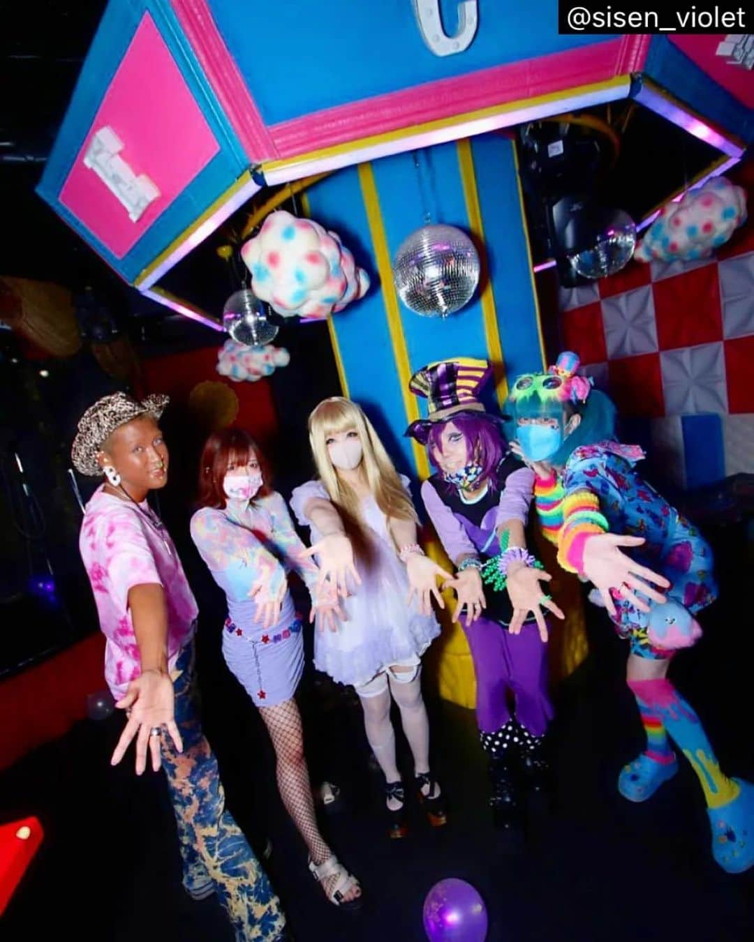 miyakoのインスタグラム：「めちゃくちゃ楽しかったです💓🌈✨みんなカワイイ💓💞 リポスト🔁🌈🌈🌈  RAVE MONSTER大成功✨🙌👽🙌✨ またの開催をお楽しみに🌈🌈🌈  #ravemonster #エッグポーズ」