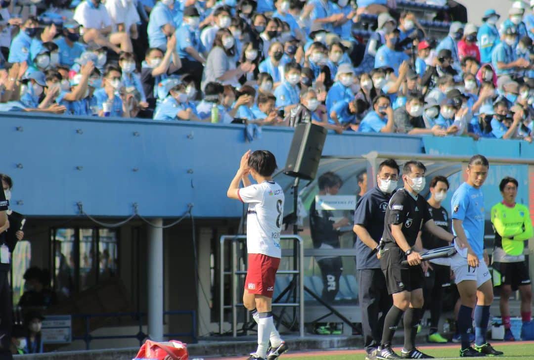 佐藤謙介さんのインスタグラム写真 - (佐藤謙介Instagram)「. VS横浜FC  現状を変えられるのは自分達だけ。逃げる事なく向き合い成長していきたいと思います。 応援ありがとうございました。  レノファ山口FCに移籍後はじめて三ツ沢で横浜FCと試合をする事となりましたが、試合前、試合中、試合後とたくさんのサポーターの方々に温かい拍手で迎えていただき、本当に幸せなサッカー選手だと改めて感じる事ができました。本当にありがとうございました。久しぶりの三ツ沢のピッチは最高でした。  次は山口でリベンジしたいと思います。 横浜FCサポーターの方々、ぜひ山口にお越しください！！また会える日を楽しみにしています。  日本のレジェンドにも久しぶりにお会いする事ができました。パワーもらいました。まつは相変わらずでした。  写真の時だけマスク外してます。  #レノファ山口 #横浜fc #三ツ沢 #ニッパツ三ツ沢球技場 #サポーター #感謝 #幸せ #リベンジ #中村俊輔 #レジェンド #松浦拓弥 #息子」5月30日 16時57分 - ks080119