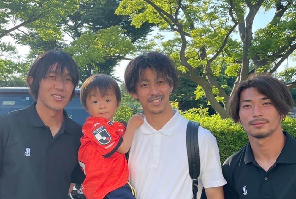 佐藤謙介さんのインスタグラム写真 - (佐藤謙介Instagram)「. VS横浜FC  現状を変えられるのは自分達だけ。逃げる事なく向き合い成長していきたいと思います。 応援ありがとうございました。  レノファ山口FCに移籍後はじめて三ツ沢で横浜FCと試合をする事となりましたが、試合前、試合中、試合後とたくさんのサポーターの方々に温かい拍手で迎えていただき、本当に幸せなサッカー選手だと改めて感じる事ができました。本当にありがとうございました。久しぶりの三ツ沢のピッチは最高でした。  次は山口でリベンジしたいと思います。 横浜FCサポーターの方々、ぜひ山口にお越しください！！また会える日を楽しみにしています。  日本のレジェンドにも久しぶりにお会いする事ができました。パワーもらいました。まつは相変わらずでした。  写真の時だけマスク外してます。  #レノファ山口 #横浜fc #三ツ沢 #ニッパツ三ツ沢球技場 #サポーター #感謝 #幸せ #リベンジ #中村俊輔 #レジェンド #松浦拓弥 #息子」5月30日 16時57分 - ks080119