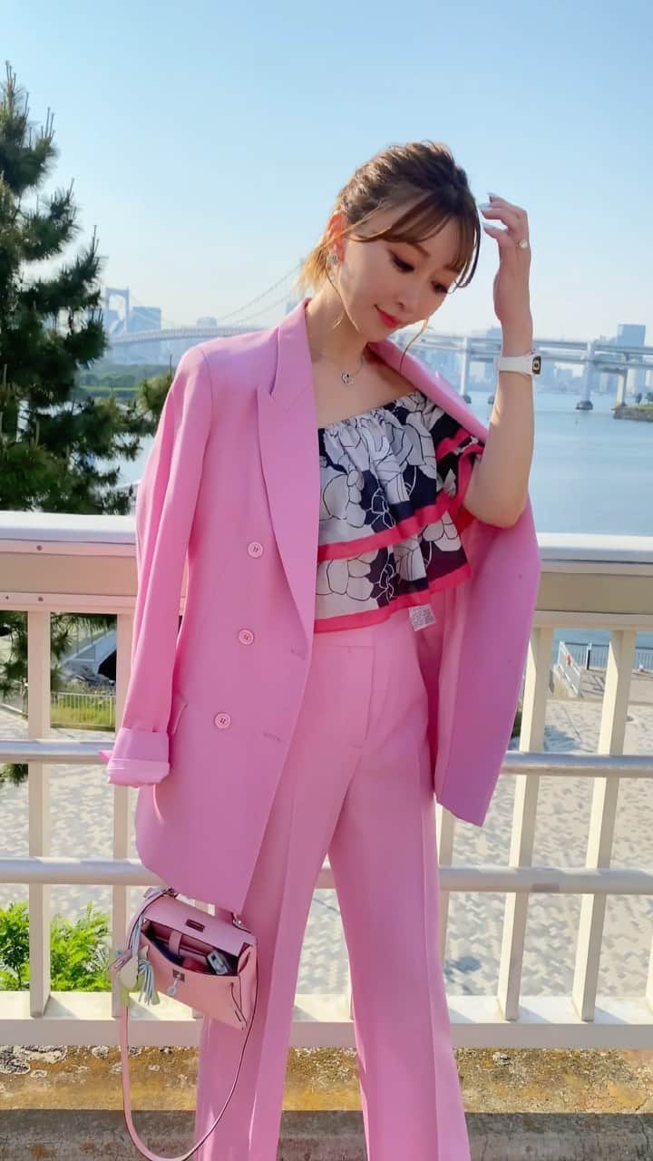 JUNKO（飯田順子）のインスタグラム：「お天気良くて最高だったな🏎 ドライブのたくさんしたい🧡 ・ jacket &pants @stellamccartney  tops @chanelofficial  bag @hermes  sandal @ysl  #ドライブ#ドライブ日和#ドライブデート #ドライブ好き#ドライブ#ドライブデート#ドライブ好き#ドライブ日和#晴れの日 #ファッションコーデ#ファッション好き#ootdstyle #outfitoftheday #ステラマッカートニー #stellamccartney #chanel#シャネル#エルメス#エルメス好きな人と繋がりたい #エルメスミニケリー#hermes#ミニケリー#ミニケリー2 #ローズサクラ#エルメスぺガサス #minikelly2 #minikelly#ピンクコーデ #パンツコーデ#ジャケットコーデ」