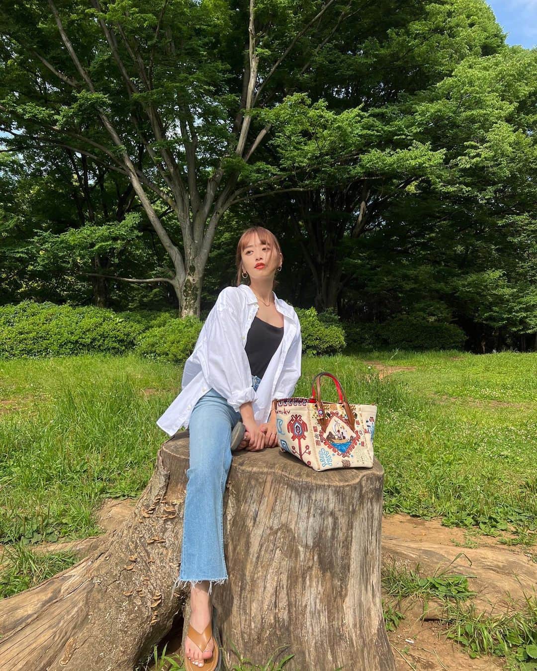 近藤千尋のインスタグラム：「今日も気持ちいいお天気で 合間にマネージャーさんと 日向ぼっこしたり。。笑🌞🌳 最高の時間でした💕 日焼け止め、塗りたくってます。。笑💁‍♀️  今日のバッグ👜は クリスチャン ルブタンの  GREEKABAカプセルコレクション ❤️  こちらのポップアップストアが  6月1日(水) ~ 6月14日(火)  伊勢丹新宿店本館2階で開催されます🤍  是非遊びに行ってみてね✨  @louboutinworld  #ChristianLouboutin #GREEKABA」