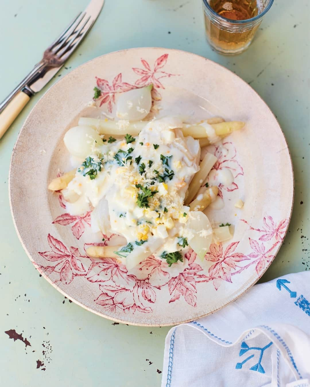 レイチェル・クーさんのインスタグラム写真 - (レイチェル・クーInstagram)「A plate of comfort food with a spring twist 🌱… perfectly cooked cod with white asparagus and creamy egg sauce over the top makes a gorgeous dinner for these long light evenings.⁠ ⁠ Find the recipe in #TheLittleSwedishKitchen cookbook 👉 link in my bio⁠ ⁠ 📸: @davidloftus #RachelKhoo #RKNews #DinnerInspiration #RachelKhooRecipe #SwedishFood #VisitSweden⁠」5月30日 18時00分 - rachelkhooks